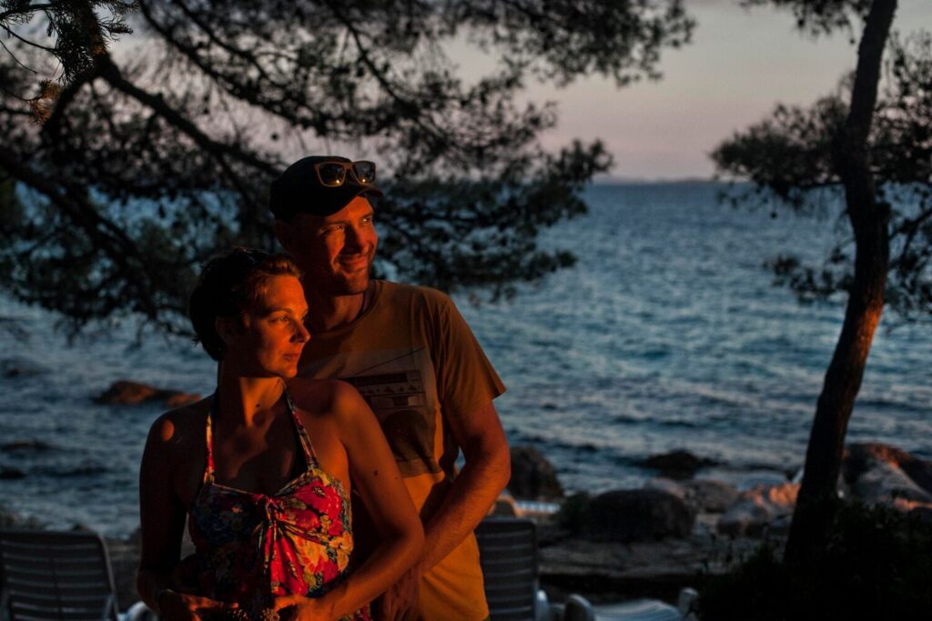 Smiling couple standing sea 1048944 3639541 Smiling couple standing sea 1048944 3639541